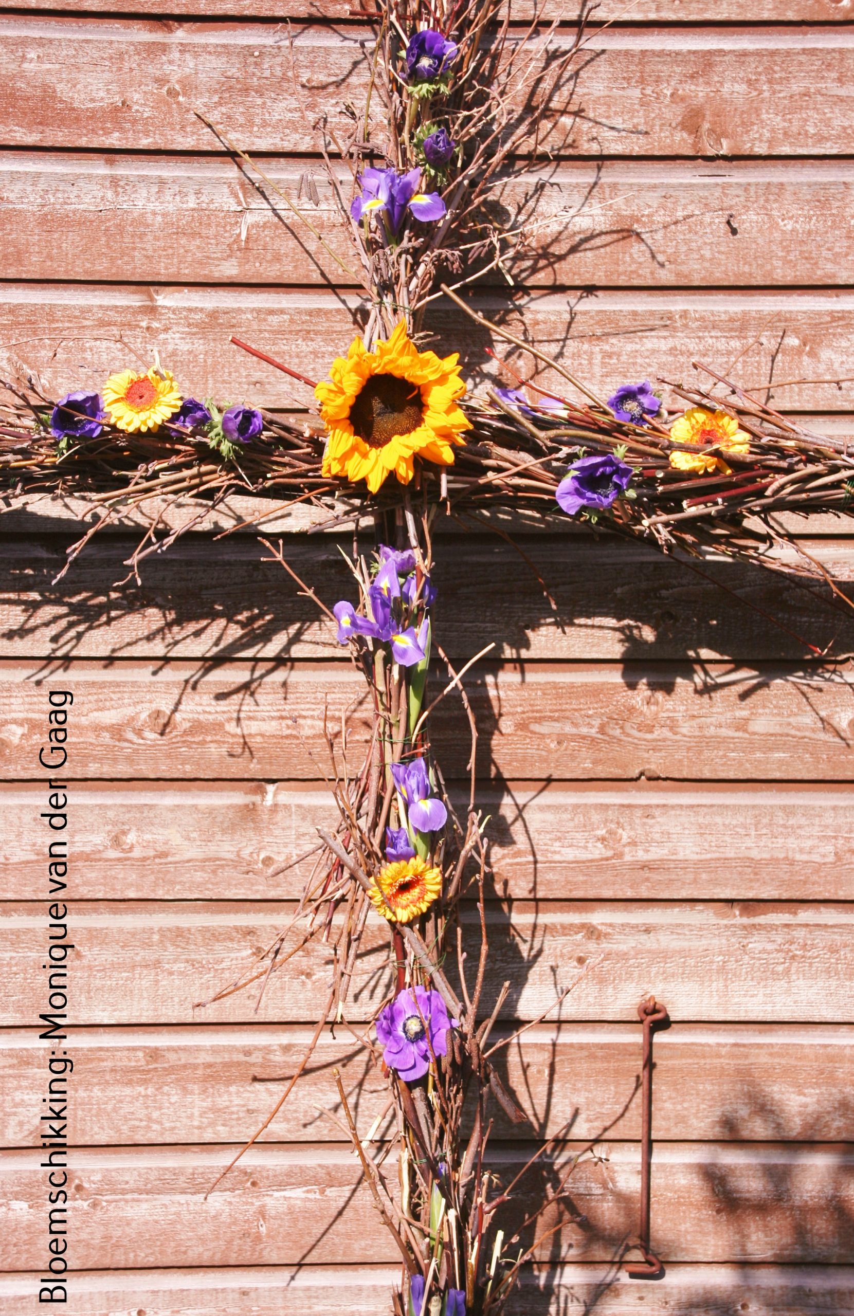 Kruis van takken en bloemen 2022 eerste zomerdienst