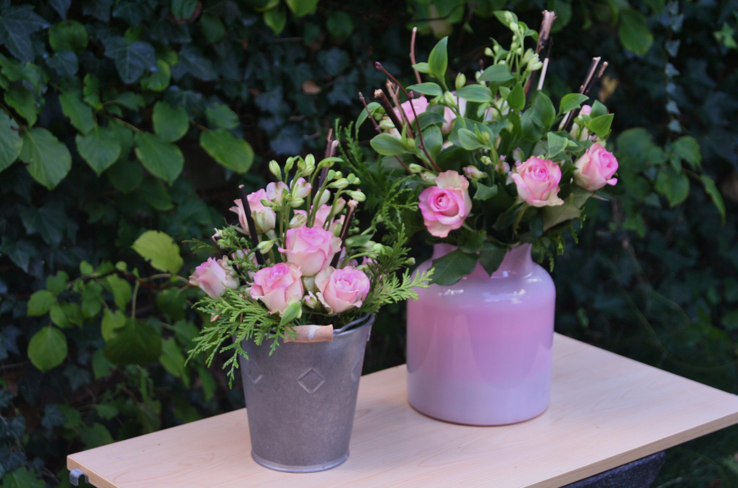Lieve rozen en hard hout eerste zomerdienst