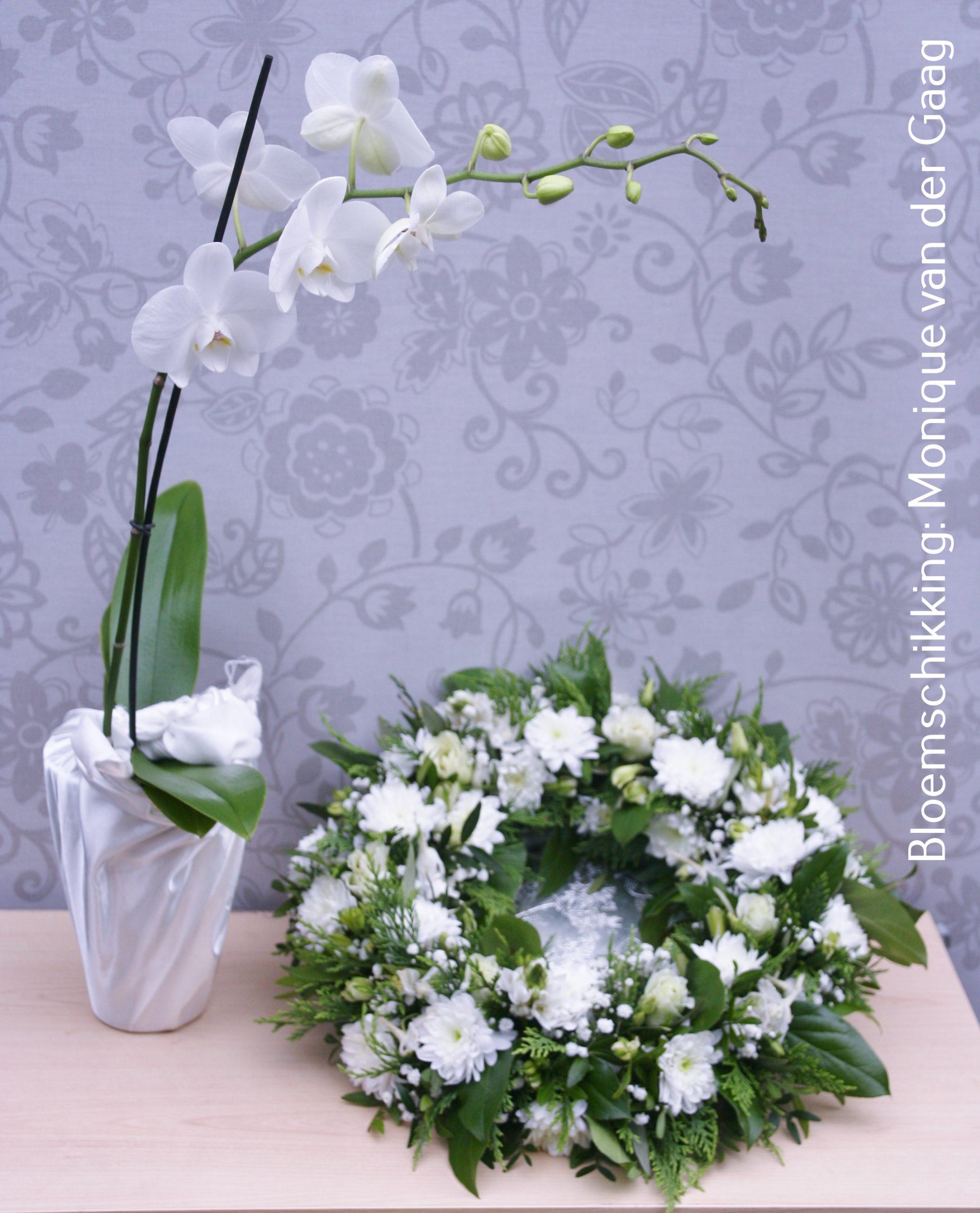 Witte orchidee en bloemenkrans eerste zomerdienst